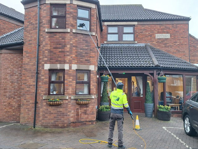 L Whites Commercial Window Cleaning